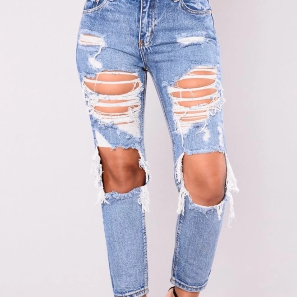 "Signatures" distressed jeans